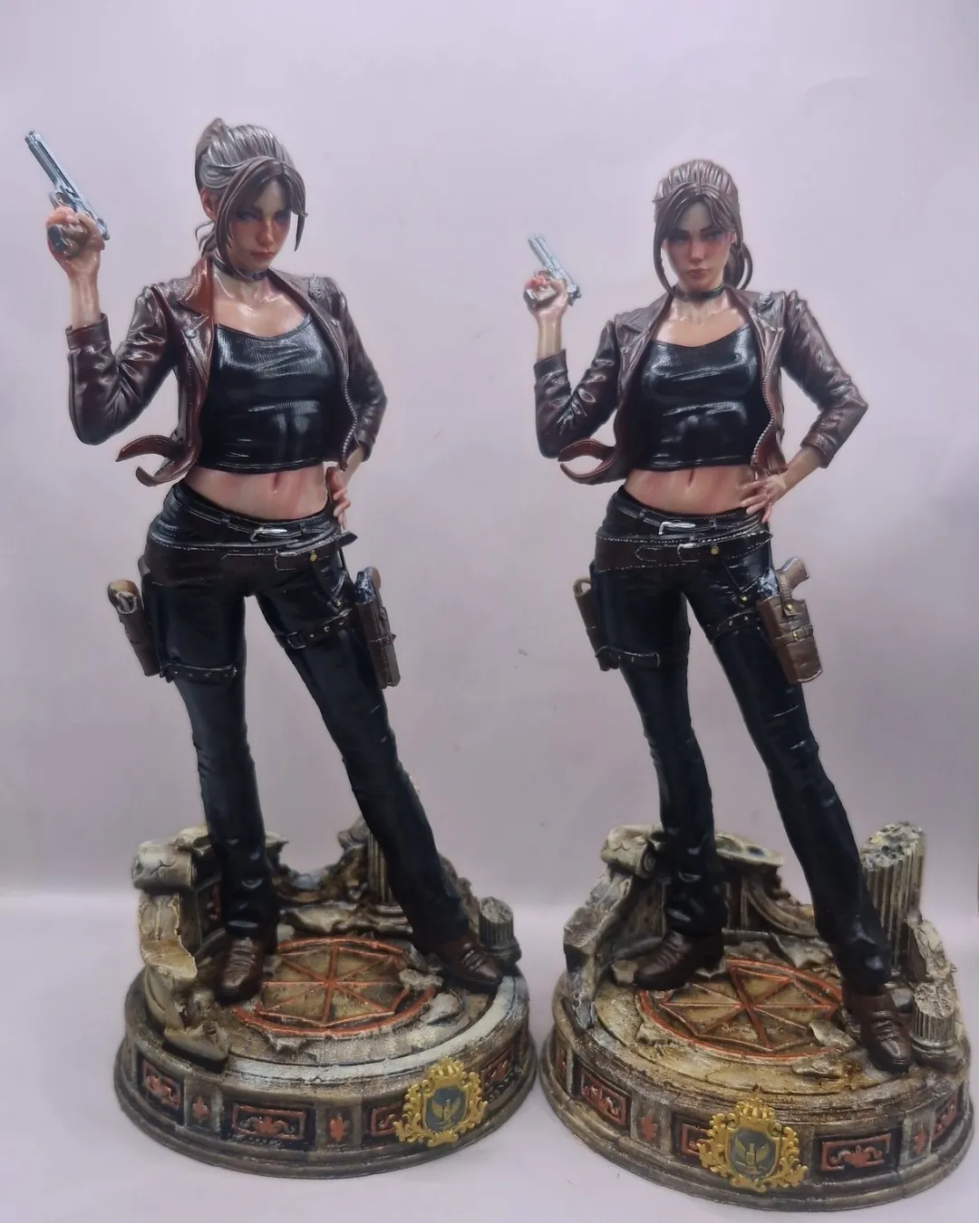 Duas estátuas colecionáveis da Claire Redfield de Resident Evil 2, pintadas à mão, com base temática