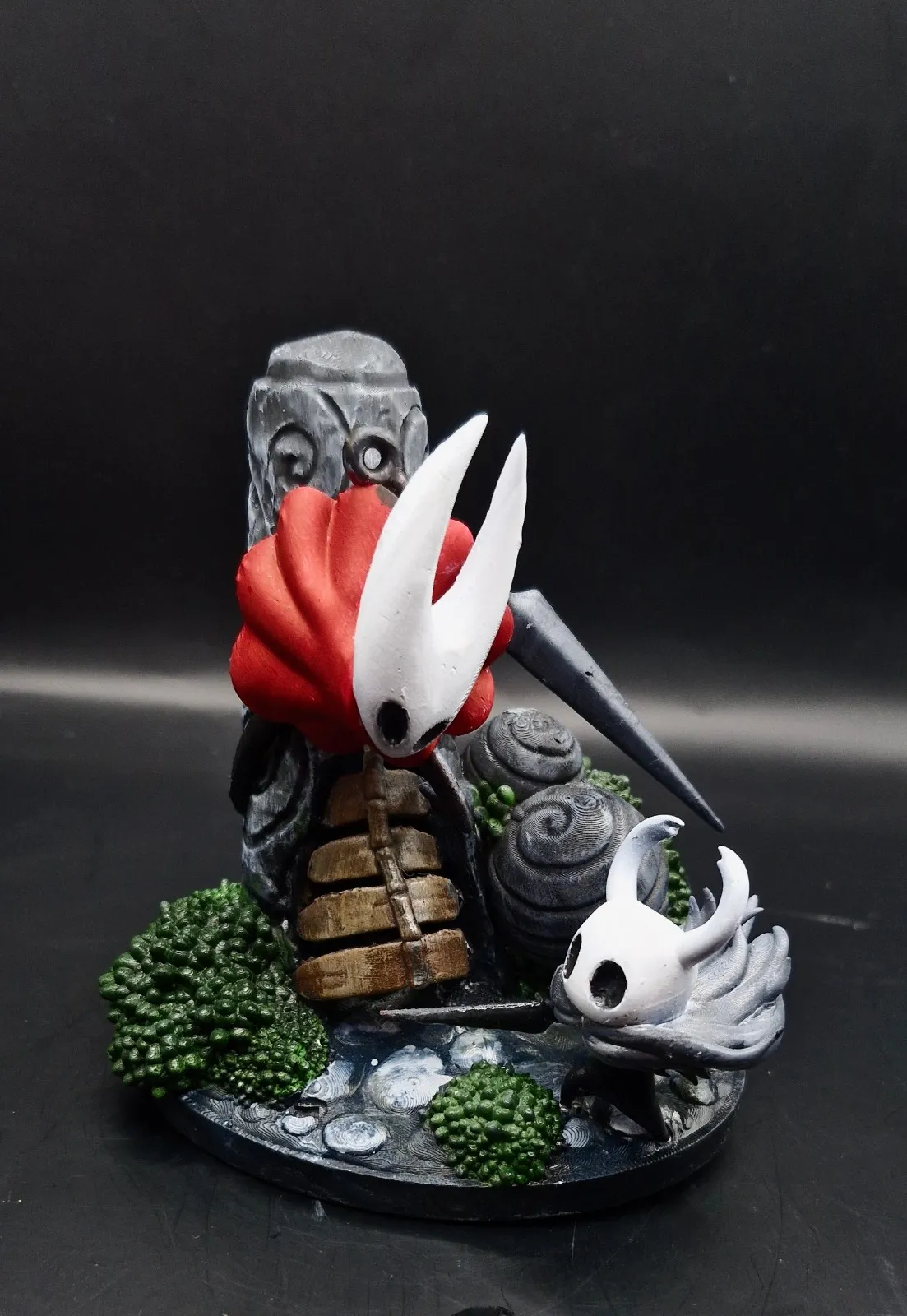 Diorama colecionável da Hornet e do Cavaleiro de Hollow Knight, pintado à mão