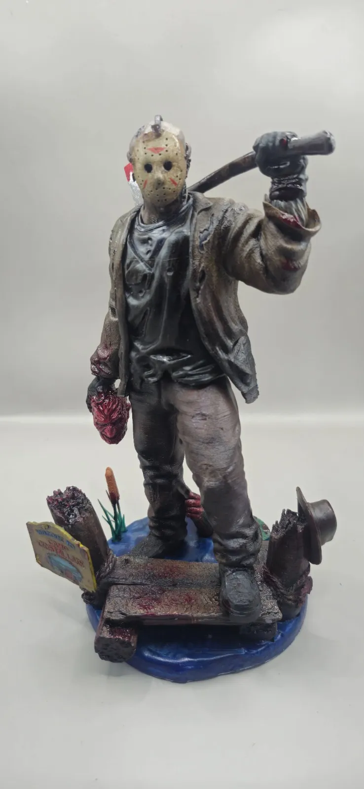 Estátua colecionável do Jason Voorhees com a máscara de hóquei, pintada à mão, sobre base do Crystal Lake
