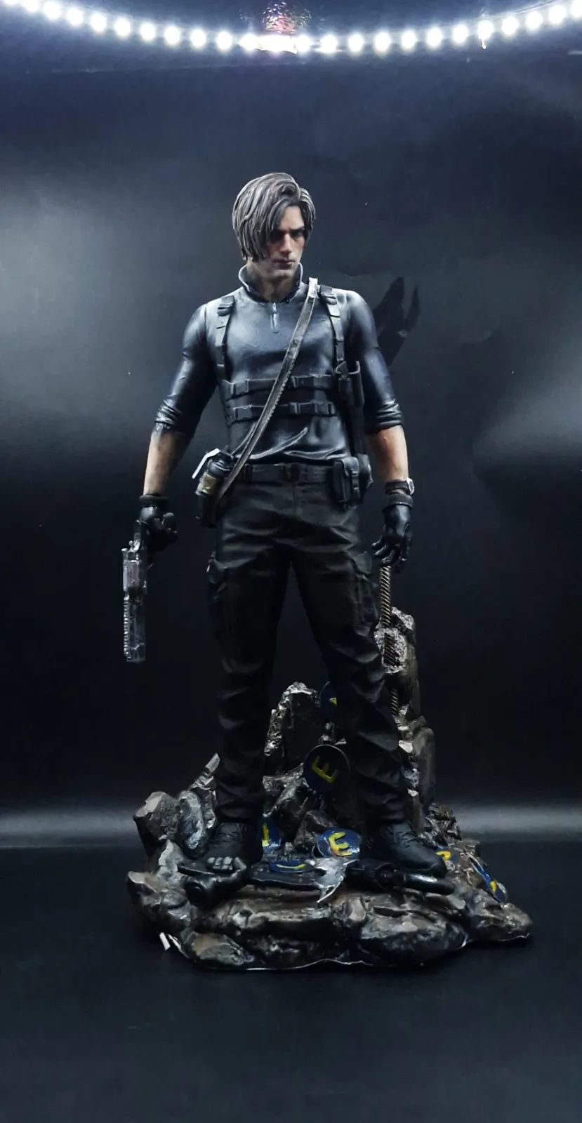 Estátua do Leon S. Kennedy de Resident Evil 4 pintada à mão pela BT Studios 3D