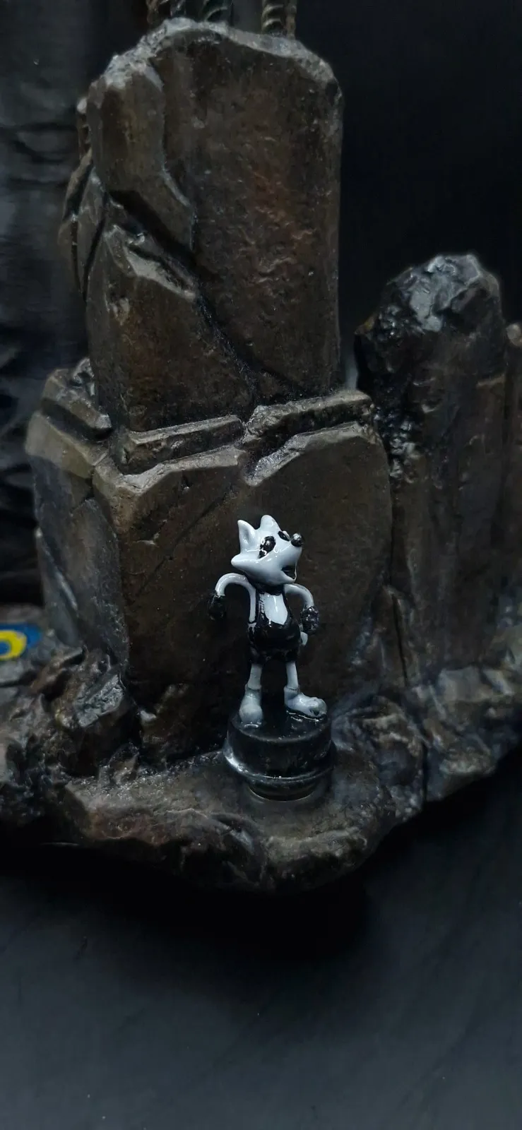 Miniatura do Mr. Raccoon de Resident Evil pintada à mão sobre base de pedra